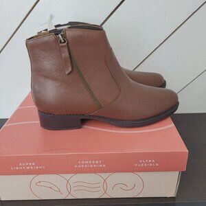 NWT Easy Spirit Womens SeLacy 10M Brown Leather Zipper Ankle Bootie Boots
